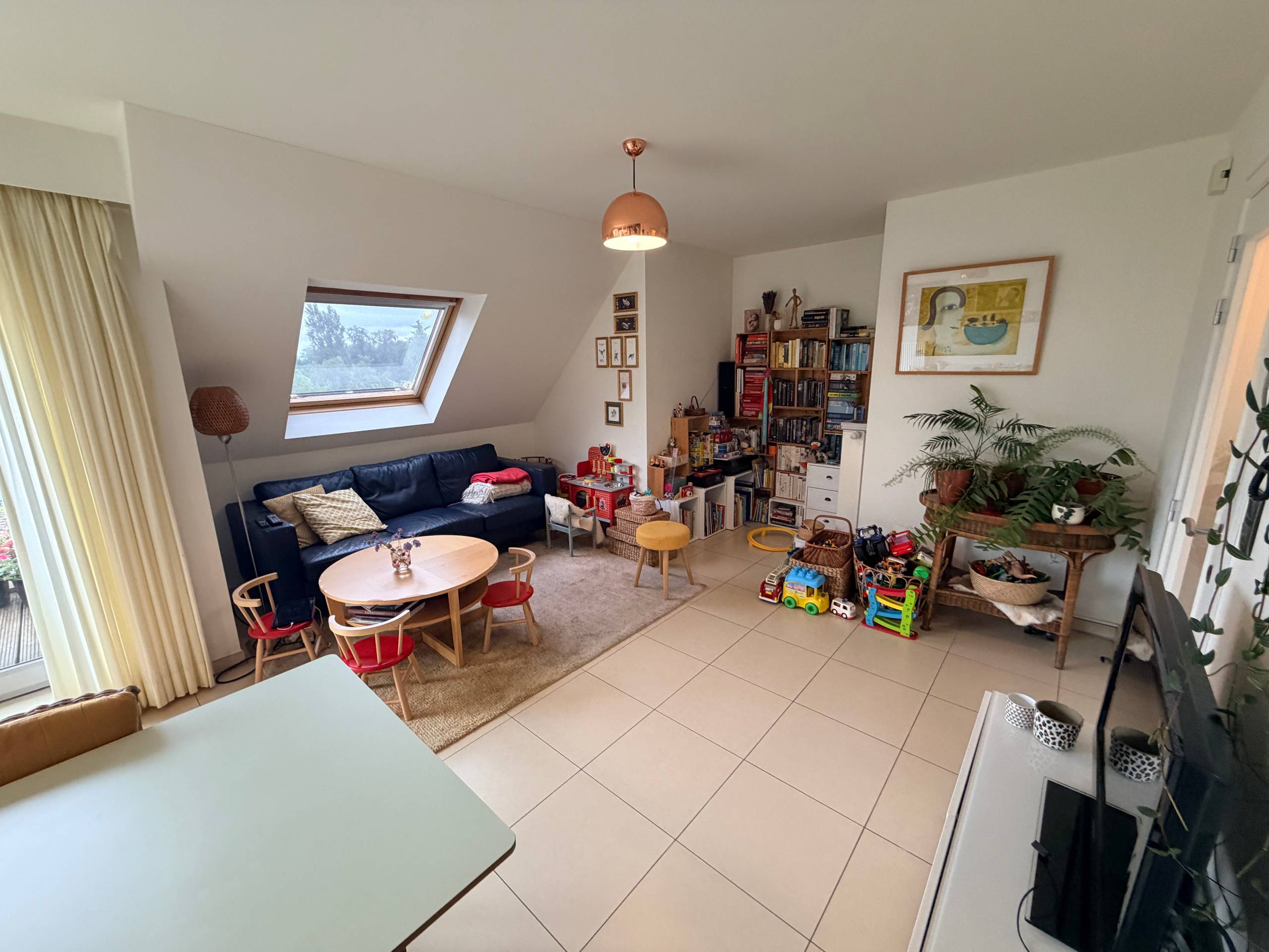 --- NIEUW --- Ruim duplex-appartement met zonnig terras en autostaanplaats in centrum Oostakker! - foto 3