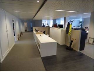 Kantoorgebouw van in totaal +/-3353m² te huur gesitueerd rond een rustgevende binnentuin vlakbij het Munthof. Deel van een complex met een...