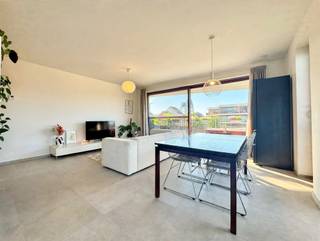 <p>In de hedendaagse en stijlvolle residentie Vredebrug bevindt zich dit aangename appartement op de eerste verdieping. Dankzij de moderne architectuur, de praktische indeling en de grote raampartijen geniet je hier van een comfortabele en lichtrijke woonomgeving.</p><p>Via de diepe inkomhal betreed je het appartement, waarna je terechtkomt in de ruime woonkamer. Dankzij de grote raampartijen valt er bijzonder veel natuurlijk licht binnen en ontstaat er een aangename, open sfeer. De woonkamer sluit mooi aan op de volledig uitgeruste open keuken, waardoor koken en gezellig samenzijn hier moeiteloos samengaan.</p><p>Het appartement beschikt over twee volwaardige slaapkamers, een moderne badkamer met ligbad, een apart toilet en een praktische berging die tevens dienst doet als wasplaats.</p><p>Een bijkomende troef is het aangename terras van maar liefst 17 vierkante meter, waar je heerlijk kan genieten van de buitenlucht. Daarnaast beschikt de woning over een ruime kelderberging, ideaal voor extra stockage.</p><p>Ook op vlak van mobiliteit is het appartement bijzonder praktisch. Er zijn drie overdekte fietsplaatsen voorzien en er kan een ondergrondse autostaanplaats mee worden aangekocht.</p><p>Dit appartement op de eerste verdieping combineert moderne architectuur, moderne technieken zoals vloerverwarming, veel lichtinval, comfort en een praktische indeling en vormt daarmee een ideale thuis voor wie hedendaags en aangenaam wil wonen in Residentie Vredebrug.</p>
