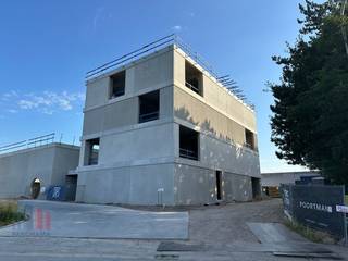 <strong>Nieuwbouw kantoor van 142 m²</strong> te koop in Zwevegem op amper 900 m van de Oudenaardsesteenweg (N391) die na 2 km verbinding biedt naar de E17 via op- en afrit 3 Kortrijk-Oost.<br /><br />Het casco+ kantoor situeert zich op de <strong>3de verdieping</strong> en is voorzien van vloerbekleding (keramische tegels), stopcontacten, schakelaars en lichtpunten. Verder beschikt de kwalitatieve kantoorruimte over videofonie, sanitair en verlaagde <strong>akoestische plafonds</strong>. Klimatisatie via warmtepomp. Ruime parkeermogelijkheden bij het gebouw.<br /><br />De ruimte maakt deel uit van het de nieuwbouw bedrijvencampus "PARK APART" en situeert zich in een stand alone kantoorgebouw met 3 verdiepingen aan de ingang van het project. Voorziene oplevering eind 2024.<br /><br />Contacteer <strong>PANORAMA B2B</strong> voor bijkomende inlichtingen, plannen of een vrijblijvend plaatsbezoek<strong> 056 222 256</strong>.