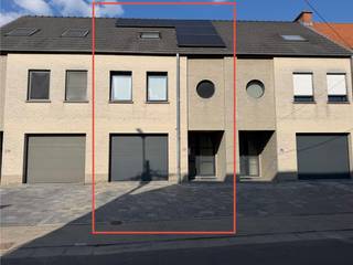 Deze instapklare en energiezuinige gesloten bebouwing in Haaltert biedt een uitzonderlijke combinatie van ruimte, licht en een uitstekende ligging in een rustige, groene omgeving op wandelafstand van winkels, scholen, openbaar vervoer en het station. Met een bewoonbare oppervlakte van 209 m² en een perceel van 309 m² is deze woning ideaal voor gezinnen die op zoek zijn naar een ruime en onderhoudsvriendelijke thuis zonder directe renovatiekosten.<br /><br />Troeven van de woning:<br />- EPC A (47) – uitzonderlijk energiezuinig<br />- 9 zonnepanelen (415 WP)<br />- Nieuwe condensatieketel (HR+) in 2024<br />- Nieuw plat dak met nieuwe isolatie<br />- Laag energieverbruik door gesloten bebouwing<br />- Waterput van 5.000 liter<br />- Waterverzachter aanwezig<br />- Elektrische garagepoort<br />- Instapklaar – geen renovatie nodig<br />- Beneden- en bovenverdieping werd recent herschilderd met neutrale kleuren<br />- Klein beschrijf (KI: €745)<br /><br />Indeling & comfort:<br />- 3 slaapkamers + bureau (of 4 slaapkamers mogelijk)<br />- Extra bergruimte op de tweede verdieping<br />- Ruimte voor dressing is voorzien in slaapkamer 1 <br />- 2 badkamers<br />- 2 aparte toiletten<br />- Ruime en lichtrijke leefruimte met massieve parket (22 mm)<br />- Ingerichte keuken met: vaatwasser, oven, ingebouwde koelkast en een nieuwe inductiekookplaat<br />- Grote bergingskast met spiegel in de inkomhal<br />- 2 vaste trappen<br />- Veluxramen op zolder met zonnewering, muggengaas en verduistering<br /><br />Buitenruimte:<br />- Oprit voor 2 wagens<br />- Inpandige garage<br />- Ruim terras<br />- Groot tuinhuis<br />- Mooie tuin met open zicht (weide)<br /><br />Ligging: <br />Gelegen in een rustige buurt met veel groen, maar toch overal dichtbij.<br /><br />Extra voordelen:<br />- Beneden en boven recent volledig herschilderd<br />- De doordachte architectuur en strategisch geplaatste ramen zorgen de hele dag door voor een natuurlijke lichtinval<br />- Klein beschrijf (KI: €745)<br /><br />Beschikbaarheid te bespreken (richttermijn ± 7 maanden).<br /><br />De woning wordt rechtstreeks door de eigenaar verkocht. <br />Bij interesse gelieve ons te contacteren op 0477846899 of 0492047113<br /><br />