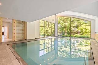 Villa onder moderne architectuur met binnenzwembad in de meest gegeerde villawijk van Schilde. In de directe omgeving zijn scholen en...