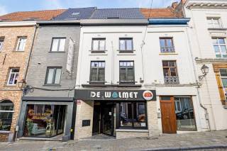 Zeer gunstig gelegen handelsruimte in centrum Tienen op wandelafstand van de Grote Markt. Het handelspand is 90 m² en is voorzien van winkelruimte/café, sanitair gedeelte/toiletten, berging en kelderruimte. Verwarming en koeling via aircosysteem. Alarmvoorziening aanwezig. Het werd voordien uitgebaat als café. Voor meer info en/of een bezichtiging, kan u zich enkel en alleen registreren via de gele knop "bezoek aanvragen" onder de advertentie of via deze link: https://LTC.mijnhuurprofiel.be/property/e1bd9cd8-0410-497d-9f4f-108f756ae4ca. LET OP: telefonische oproepen en mails beantwoorden wij NIET!