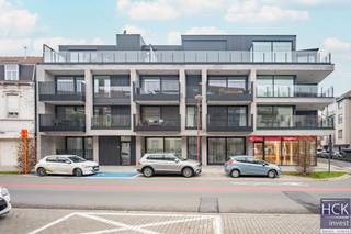 <strong>De ligging</strong><br />Dit <strong>nieuwbouwappartement </strong>maakt deel uit van <strong>residentie 'Porta Klara'</strong>, gebouwd op de hoek van de Tolpoortstraat en de Achiel van Eechautestraat. Op amper 3 min. wandelen bereikt u het station van Deinze. Rondom de residentie zijn er allerhande winkels, horecazaken en overige faciliteiten ter beschikking waardoor u alles op <strong>wandel-/fietsafstand</strong> kan bereiken. Dankzij de vlotte verbinding met het op- &amp; afrittencomplex van de E17 (afrit 7 Deinze) zijn centrumsteden Gent-Kortrijk beiden op respectievelijk 20 à 30 min. bereikbaar. <strong>Kortom, hier woont u comfortabel in het hart van Deinze!<br /><br />De residentie</strong><br />Porta Klara is een <strong>tijdloos nieuwbouwproject (bouwjaar 2024)</strong> dat zich naadloos integreert in de stedelijke context. Zo werd er gekozen voor verticaliteit in de gevel en werd de plafondhoogte op het gelijkvloers hoger voorzien opdat deze als een 'sokkel' wordt benadrukt. Om het tijdloze karakter van het gebouw te benadrukken, werd gekozen voor een grijze gevelsteen. Als aanvullend materiaal, werd geopteerd voor een donkerkleurig latwerk. Dit zorgt voor een extra warmte en hedendaagse touch aan het geheel. <strong>Porta Klara is dan ook een eyecatcher!</strong><br /><br /><strong>Het appartement</strong><br />Het appartement zelf is gelegen op de <strong>2de verdieping</strong>, een lift is aanwezig in het gebouw. De bewoonbare oppervlakte bedraagt ca 90 m² (inclusief terras). Er zijn ondermeer een <strong>ruime en lichtrijke leefruimte</strong> aanwezig met aansluitend terras, keukenberging, alsmede 2 slaapkamers, badkamer en een afzonderlijk toilet. In de kelderverdieping van het gebouw beschikt u bijkomend over een <strong>privatieve parkeerplaats én privatieve berging inbegrepen in de huurprijs</strong>. Een aansluiting voor laadpaal (elektrische wagen) is mogelijk.<br /><br /><strong>Kenmerken</strong><br />- Bewoonbare oppervlakte: ca 83 m²;<br />- Oppervlakte terras: ca 8 m²;<br />- Ramen bijkomend voorzien van vliegramen + screen aan het raam in de woonkamer;<br />- Volledig geschilderd en voorzien van armaturen;<br />- <strong>Energiezuinig (voorzien van zonnepanelen)</strong>.<br /><br /><strong>Troeven</strong><br />- Knap nieuwbouwappartement in tijdloos nieuwbouwproject!<br />- Energiezuinig!<br />- <strong>Volledig instapklaar (d.w.z. geschilderd, voorzien van armaturen/vliegramen &amp; screen)!</strong><br />- Toplocatie!<br /><br />Beschikbaarheid: 01/02/2026<br /><br />Gemeen. kosten: € 50.00 / maand<br /><br />Voor meer informatie of een bezoek ter plaatse reageer via het contactformulier of stuur naar info@hckinvest.be