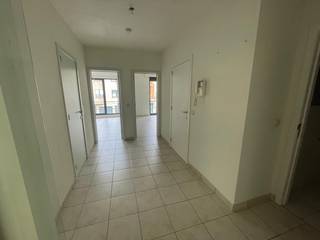 Uitzonderlijk comfortappartement van103,5m² (bruto) met EPC A, Zuid-Oost tuin en 2 parkeerplaatsen.<br />Toplocatie in het hart van Wilrijk<br />De ligging aan de Laarstraat 6 is uiterst strategisch. U woont hier in een aangename residentiële straat in het bruisende centrum van Wilrijk (De Bist)<br /><br />Bent u op zoek naar een royaal appartement dat uitblinkt in ruimte, modern comfort en absolute energiezuinigheid? Dit unieke appartement op de eerste verdieping combineert een royale indeling met een ongeëvenaard pakket aan buitenruimte en parkeergelegenheid. Dankzij uitstekende energetische prestaties geniet u hier van een zeldzaam EPC A-label – volledig toekomstbestendig, zonder renovatieverplichting en met een minimale energiefactuur!<br />Met een bruto-oppervlakte van 103,5 m² (89 m² netto bewoonbaar) biedt dit pand een uiterst efficiënte en open indeling. De grote, lichtrijke woonruimte vormt het hart van het appartement en geeft uit op een ruim terras van 5m². Aansluitend bevindt zich de ruime geïnstalleerde keuken die is voorzien van een grote, aparte berging – ideaal voor extra voorraad en huishoudelijke apparatuur. Daarnaast beschikt het appartement over twee volwaardige, rustige slaapkamers en een netjes ingerichte badkamer en een bijkomend apart toilet..<br />Zonrijke buitenruimtes<br />Buiten wonen krijgt hier een extra dimensie. Aan de rustige achterzijde geniet u van een gezellig terras van 5 m², dat direct uitkijkt op uw eigen privé tuin. De tuin van ongeveer 90m² is perfect Zuid-Oost georiënteerd, waardoor u van 's ochtends vroeg tot diep in de middag van de zon kunt genieten.<br />Unieke parkeerluxe & opslag (2 parkeerplaatsen!)<br />Parkeerstress behoort definitief tot de verleden tijd. Toegang tot een grote, veilige gemeenschappelijke garage van 78m²op het gelijkvloers. Eén private buitenstaanplaats aan de straatkant perfect voor een tweede kleine wagen.<br />Een extra privéberging van 2,3 m² voor het veilig opbergen van seizoensspullen of fietsmateriaal.<br /><br />