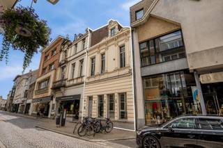 Karaktervol handelspand (woonhuis) met woonst en tal van mogelijkheden in de commerciele kerkstraat van Lokeren.
Bent u op zoek naar een pand met een uitstekende ligging en veelzijdige gebruiksmogelijkheden? Dan is dit karaktervolle pand in de Kerkstraat te Lokeren zeker een bezoek waard.
Gelegen in een aantrekkelijke en levendige commerciële straat, op wandelafstand van winkels, horeca, openbaar vervoer en alle dagelijkse voorzieningen, biedt deze eigendom een unieke combinatie van wonen en werken.
Op het gelijkvloers is er ruimte voor een handelszaak, kantoor of vrij beroep. De bovenverdiepingen kunnen ingericht worden als comfortabele woonst, waardoor dit pand perfect is voor zelfstandigen of investeerders die op zoek zijn naar een combinatie van professioneel en privégebruik. Uiteraard kan het gebouw ook volledig als gezinswoning worden benut.
Buiten geniet u van een aangenaam dakterras en een extra buitenruimte achteraan, die nog volledig naar eigen smaak kan worden ingericht tot een gezellige stadstuintje of sfeervolle patio.
De charmante gevel geeft het pand bovendien een aantrekkelijke uitstraling en extra karakter.
Hoewel het pand nog renovatie- en opfrissingswerken vraagt, beschikt het reeds over enkele belangrijke troeven. Zo is het EPC gunstig en is wat een stevige basis vormt voor de verdere afwerking naar eigen wensen en behoeften.
Een eigendom boordevol mogelijkheden voor wie ruimte, zichtbaarheid en een centrale ligging weet te waarderen. 
Plan snel Online uw bezoek in! 

Exclusief te koop aangeboden via de Oximo online verkoopsprocedure. Voor registratie en aanvaarding van de verkoopsvoorwaarden zie www.oximo.be.