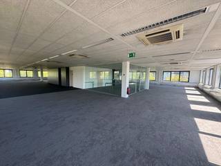 <p>Immeuble de bureaux à l'accessibilité exceptionnelle</p>
<p>Cet immeuble est situé sur un parc d'activités à l'arrière de la Chaussée de Louvain, un emplacement stratégique offrant une excellente accessibilité en voiture. Grâce à la proximité de l'E40 et du R22, vous êtes rapidement sur place, et l'aéroport se trouve à seulement 10 minutes.</p>
<p>L'emplacement garantit une accessibilité aisée, tant pour votre personnel que pour vos clients. L'immeuble offre également la possibilité d'un espace de stockage réduit, idéal pour les entreprises qui, en plus des bureaux, ont besoin d'un peu de stockage supplémentaire.</p>
<p>Autre avantage non négligeable : les taxes bruxelloises ne s'appliquent pas ici.</p>