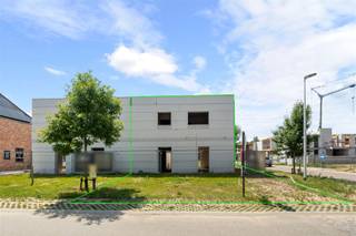 LiggingIn Alken vinden we langs de Koolmeeslaan deze ruwbouwwoning terug. Het centrum van Alken bevindt zich op slechts enkele minuten waardoor...