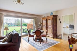 <p><span>2-slpkamer appartement in residentie "Hoveveld"</span></p><p><span>Deze residentie is gelegen op een mooi groen en afgesloten domein in Hove. Alle appartementen hebben zicht op een prachtig onderhouden parktuin, enkel toegankelijk voor eigenaars en bezoekers.</span></p><p><span>Hoveveld is zeer centraal gelegen, zeer dicht bij het centrum van Hove en Boechout en op wandelafstand van openbaar vervoer, winkels en dichtbij verbindingswegen.  </span></p><p><span> </span></p><p><span>De indeling van het ruime appartement is als volgt : </span></p><p><span> </span></p><p><span>Inkomhal :</span></p><p><span>U komt binnen langs de veiligheidsdeur en ontdekt onmiddellijk de gezelligheid door de mooie warme materialen die zijn gebruikt. In de inkomhal is een vestiairekast voorzien alsook een gastentoilet met handenwasser. Gaat u verder naar rechts dan komt u in de woonkamer.</span></p><p><span> </span></p><p><span>Woonkamer en keuken  :</span></p><p><span>Wanneer u de woonkamer binnen komt valt de ruimte en het vele licht u onmiddellijk op door de grote  schuifraam achteraan en de raam langs de zijkant. Het salon heeft een gezellige gashaard. De volle eiken parket werd doorgetrokken doorheen de volledige woonkamer. Zowel van hieruit als vanuit de keuken</span></p><p><span>heeft u zicht op de mooie groene parktuin waar er altijd wel een vogel of eekhoorn te bespeuren is. </span></p><p><span>Aansluitend aan de woonkamer bevindt zich de volledig geïnstalleerde gesloten keuken met daarnaast de wasplaats/berging. De keuken is voorzien van een dubbele spoelbak, afwasmachine, fornuis met dampkap, koelkast en diepvries, oven en plaats voor een microgolf.  </span></p><p><span> </span></p><p><span>Slaapkamers</span><span> : </span></p><p><span>Langs de zeer rustige voorzijde van het gebouw liggen de 2 slaapkamers. De vensters zijn voorzien van rolluiken aldus perfect voor een goede nachtrust!</span></p><p><span>Er is voldoende ruimte en ook hier zijn de slaapkamers afgewerkt met dezelfde volle eiken parket.</span></p><p><span> </span></p><p><span>Badkamer :</span></p><p><span>Met zowel ligbad als douche wordt deze badkamer een echte verwenplek. Ook het lavabomeubel met dubbele lavabo zorgt voor veel opbergcomfort. Een extra 2de toilet is eveneens voorzien en indien u graag de raam opent in de badkamer voor extra ventilatie is dat hier ook mogelijk.</span></p><p><span> </span></p><p><span>Terras en tuin :</span></p><p><span>Genieten staat hier centraal in deze oase van rust. Het terras biedt plaats om met heel de familie een BBQ te organiseren of simpelweg te ontspannen in het zonnetje.  Te warm ? Dan kan u gebruik maken van de zonnetent over heel de breedte van het appartement. </span></p><p><span>Uw tuinspullen kan u kwijt in de bergkast op het terras.</span></p><p><span>De tuin zelf ziet er altijd piekfijn en netjes waardoor u wel het genot heeft  maar niet belast wordt met het onderhoud!</span></p><p><span> </span></p><p><span>Autostaanplaats en kelder:</span></p><p><span>Een privatieve autostaanplaats dient nog bij aangekocht te worden aan €30.000. De kelder is te bereiken via de lift en biedt nog extra opbergmogelijkheden.</span></p><p><span>Een fietsenberging is voorzien in de kelder en er gebeurt ook vuilophaling van de containers in de kelders. Daar hoeft u zich dus geen zorgen over de maken.</span></p><p><span> </span></p><p><span>Troeven :</span></p><p><span>- Prachtige locatie </span></p><p><span>- Rolluiken en vliegenramen</span></p><p><span>- kwalitatieve materialen</span></p><p><span>- recente condensatieketel</span></p><p><span>- aparte meters voor gas en EK</span></p><p><span>- gunstig EPC B</span></p><p><span> </span></p><p><span>Kortom : Komt u graag langs om dit appartement te bekijken maak dan een afspraak op een van de kijkmomenten op woensdag en vrijdag 11 en 13 februari.</span></p><p><span> </span></p>