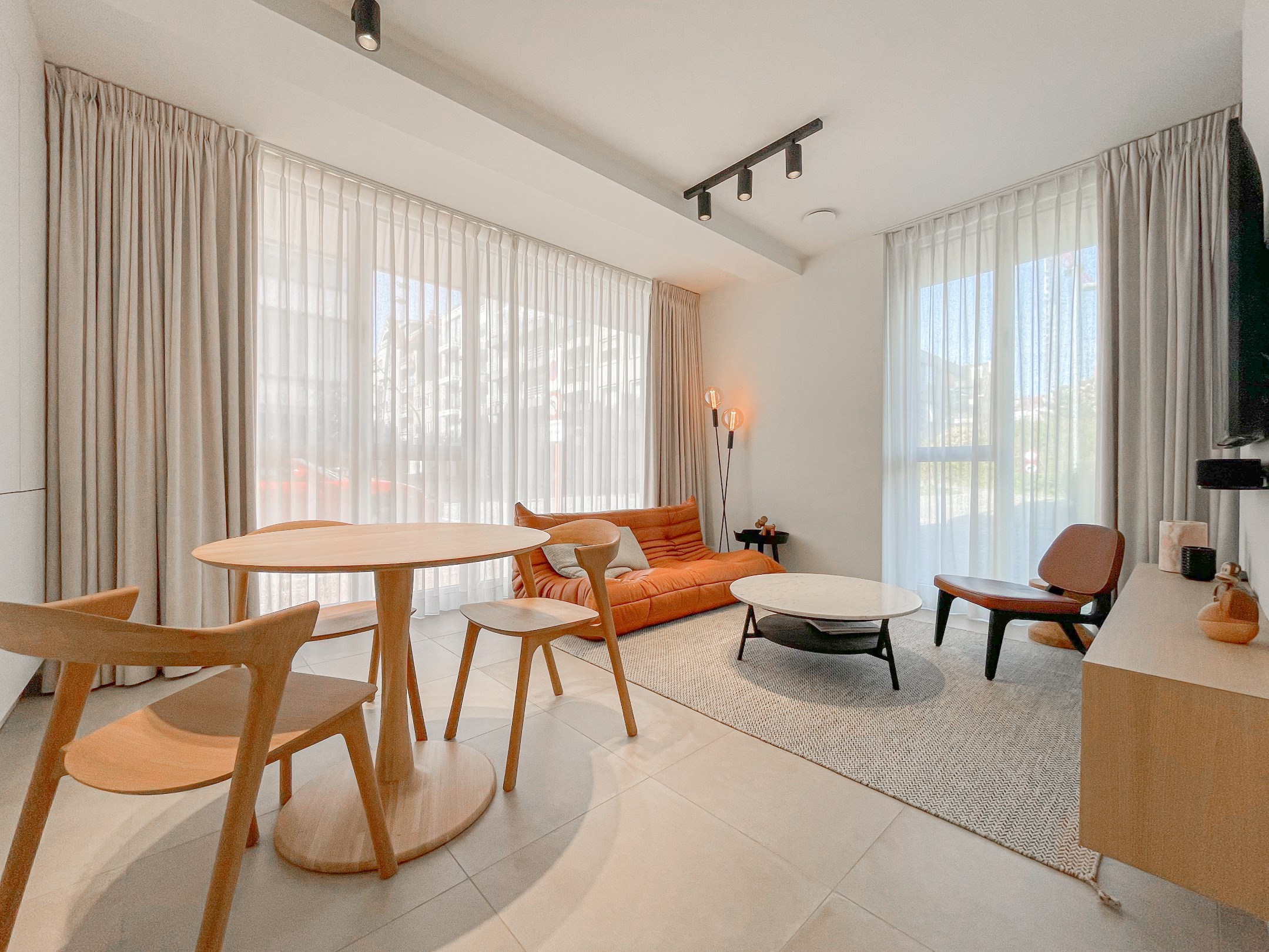 Subliem smaakvol ingericht hoek appartement gelegen in een recente residentie nabij de Dumortierlaan. - foto 1