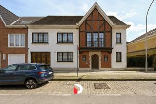 Uitzonderlijk aanbod! Deze statige stadsvilla is gelegen op een Zuidgericht perceel van maar liefst 700m², in één van de meest gegeerde buurten...