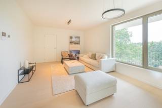 <p>Op de tweede verdieping van dit stijlvolle nieuwbouwproject bevindt zich dit instapklare appartement van 126 m². De woonst is volledig afgewerkt en onmiddellijk beschikbaar, zodat je zonder lange wachttijden of bouwzorgen kunt verhuizen.</p><p>De doordachte indeling biedt alle ruimte voor comfortabel wonen. De lichtrijke leefruimte met open keuken vormt het centrale punt van het appartement en sluit naadloos aan op het terras. Dankzij de grote raampartijen geniet je de hele dag van een aangename lichtinval en een mooi zicht op de groene omgeving.</p><p>Met drie volwaardige slaapkamers is dit appartement geschikt voor gezinnen, koppels die extra ruimte wensen of wie een aparte bureau of hobbykamer zoekt. Daarnaast beschik je over een stijlvolle badkamer, een afzonderlijk gastentoilet en een praktische berging.</p><p>Ook op technisch vlak voldoet deze woning aan de hoogste verwachtingen. Dankzij de energiezuinige technieken en kwalitatieve materialen woon je niet alleen comfortabel, maar geniet je ook van een lage energiefactuur en een toekomstgerichte investering.</p><p>De ligging aan de bosrand zorgt voor een unieke woonbeleving. Je woont in een rustige, autoluwe omgeving, omringd door groen en wandelpaden, terwijl het centrum van Mechelen, winkels, scholen, openbaar vervoer en belangrijke invalswegen vlot bereikbaar zijn.</p><p>Ondergronds is een parkeergarage voorzien. Een privatieve autostaanplaats kan afzonderlijk worden aangekocht, waardoor de buitenomgeving maximaal behouden blijft als groene en veilige leefruimte.</p><p>Wil je een ruim, instapklaar nieuwbouwappartement waar comfort, ruimte en een groene ligging samenkomen? Neem contact met ons op voor meer informatie of plan een bezoek ter plaatse.</p>