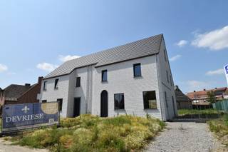 Op wandelafstand van “Domein Ter Borcht” alsook het centrum van Meulebeke worden deze 2 ruime en tijdloze nieuwbouwwoningen gerealiseerd.Dankzij hun...