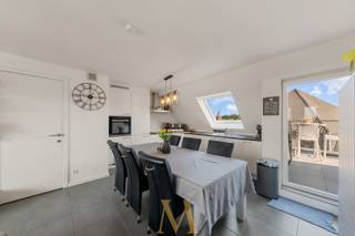 Welkom in dit recent en energiezuinig penthouse (bouwjaar 2018), perfect gelegen in het bruisende centrum van Waregem. Op wandelafstand van de Markt, winkels, horeca en openbaar vervoer woon je hier in alle comfort, met rust en privacy boven de stad.<br /><br />De open leefruimte wordt overspoeld door natuurlijk licht dankzij grote raampartijen en sluit naadloos aan op de moderne, volledig uitgeruste keuken. Vanuit de leefruimte stap je rechtstreeks op twee zonnige terrassen van telkens ca. 10 m², waar het heerlijk vertoeven is van ’s morgens tot ’s avonds, ideaal voor een ontbijt in de zon of een gezellige avond met vrienden.<br /><br />Het appartement beschikt over twee volwaardige slaapkamers en een hedendaagse badkamer met inloopdouche. Verder zijn er een apart toilet, een praktische berging en aansluiting voor wasmachine en droogkast, wat het dagelijkse comfort compleet maakt.<br />Dankzij het recente bouwjaar(2018) geniet je hier van moderne technieken en een gunstig EPC, wat resulteert in lage energiekosten en zorgeloos wonen. Extra pluspunten zijn de gemeenschappelijke fietsenberging en de automatische toegangspoort tot het gebouw. Garagebox verplicht bij aan te kopen: €30.000<br /><br />Dit penthouse is uitermate geschikt voor starters, investeerders of wie op zoek is naar comfortabel en lichtrijk wonen in het centrum van Waregem.<br /><br />Vraagprijs appartement: €319.000<br /><br />Interesse?<br />Bezoek mogelijk op afspraak met Maxime Vanneste<br />📞 0498 44 78 00<br />📧 info@maximevanneste.be<br /> 