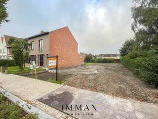 Energy-efficient semi-detached new-build home in a central location in Sint-Kruis, close to the centre of Bruges and Damme! <br /><br />This property has 198m² of living space and comprises the following layout: spacious entrance hall with guest toilet - office space - very spacious and bright living room with open kitchen and dining room - storage room adjacent to the kitchen. On the first floor: night hall with toilet - four full bedrooms - bathroom with walk-in shower, bath and double washbasin. On the second floor: attic or possibly an extra bedroom/bathroom/dressing room of 32 m² accessible via a fixed staircase. <br />Construction of the driveway, fence, garage/outbuilding and 18m² terrace included. <br /><br />Energy-efficient living will be achieved by means of an air/water heat pump and solar panels, giving the house an E-level of 20 or lower!<br /><br />Advantages:<br />- Central location in a child-friendly neighbourhood (easily accessible) close to the centre of Bruges & Damme<br />- Spacious plot of 525m² with south-west facing garden<br />- 4 full bedrooms<br />- Heat pump system (air/water) with solar panels and underfloor heating<br />- Can be finished entirely to your own specifications!<br /><br />For further information or a no-obligation visit, please contact Céline on 0476/60 60 23 or email celine@immax.be