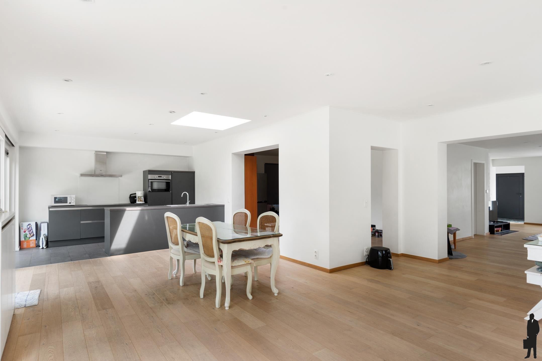 Open bebouwing op ca. 775 m² met 4 slpk, ruime tuin en 2 garageboxen! - foto 4