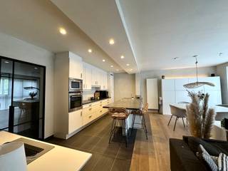 <strong>INDELING<br /><br /></strong>Dit gezellige appartement bevindt zich op de eerste verdieping van een kleinschalig gebouw. Via de inkomhal, gescheiden met stalen deur, betreden we de woonkamer (30m2) op parket met open volledig geïnstalleerde keuken (11m2) op keramische tegel. De grote raampartijen zorgen voor veel lichtinval en geven een ruimtelijk gevoel. Ook heb je vanuit de inkomhal toegang tot de twee ruime slaapkamers op parket (17m2-9,5 m2), de badkamer met bad en douche, het aparte toilet en de berging. Achteraan bevindt zich nog een prachtig terras van maar liefst 80m2!<br /><br /><strong>BIJZONDERHEDEN<br /><br /></strong>cv op gas met radiatoren, lage gemeenschappelijke kost, EPC: 82kwh/m2/jaar<br /><br /><strong>POSITIEVE ASPECTEN<br /><br /></strong>centraal wonen<br />vlakbij winkels en openbaar vervoer<br />uniek terras<br />EPC A