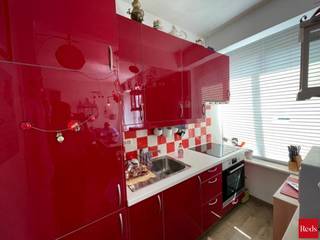 ENKEL BEZOEKEN MOGELIJK DOOR ONDERSTAANDE LINK VOLLEDIG EN CORRECT IN TE VULLEN:<br />https://mijnhuurprofiel.be/property/4b2fca85-00ac-44dc-8e4e-ffd036beb9f2/login<br /><br />Dit gemeubelde appartement vinden we op de 2de verdieping van de Osystraat 81 te 2060 Antwerpen. <br />Met de lift bereiken we het appartement. De leefruimte op laminaat heeft grote raampartijen. <br />Er is één volwaardige slaapkamer met ingemaakte kasten en een klein balkon. <br />Naast de slaapkamer is er nog een extra berging voorzien dat momenteel dienst doet als dressing. <br />De open keuken is voorzien van fornuis, oven en dampkap. De badkamer op tegels is voorzien van een douche, lavabo en een toilet. <br />Het appartement is beschikbaar vanaf 01/05/2026. <br />De provisie voor gemeenschappelijke kosten bedragen € 100/maand (inclusief private verwarming, onderhoud gang, onderhoud lift, elektriciteit gang,...) met jaarlijkse afrekening volgens eigen verbruik. <br /><br />Voor meer informatie of een bezoek ter plaatse, contacteer Xander via xander@reds.be