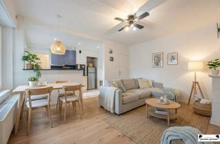 Op de zeedijk in Residentie Aurore in Oostende, op wandelafstand van het centrum en het openbaar vervoer, bevindt zich dit ruime appartement met...