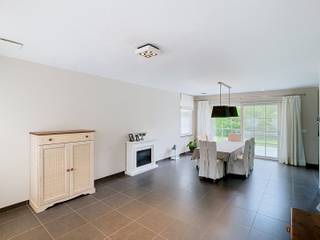 <p>Deze stijlvolle villa te huur in Lubbeek biedt een perfecte combinatie van ruimte, comfort en energiezuinig wonen. Dankzij de kwalitatieve afwerking, de praktische indeling en de mooie tuin vormt deze woning een ideale thuisbasis voor wie op zoek is naar een instapklare woning met drie slaapkamers in een aangename woonomgeving.</p><p></p><p>Bij het betreden van de woning kom je terecht in een ruime inkomhal die meteen een gevoel van openheid en kwaliteit uitstraalt. Op het gelijkvloers bevindt zich een veelzijdige bureau- of recreatieruimte die perfect kan worden ingericht als thuiswerkplek, hobbyruimte of speelkamer. Verder is er een afzonderlijk gastentoilet aanwezig.</p><p></p><p>De lichtrijke leefruimte vormt het hart van de woning en biedt een mooi uitzicht op de tuin. Grote raampartijen zorgen voor een aangename verbinding tussen binnen en buiten. Vanuit de woonkamer heb je directe toegang tot het terras en de verzorgde tuin met mooie beplanting. De open keuken is volledig uitgerust en biedt alle comfort voor dagelijks gebruik. Aansluitend bevindt zich een praktische berging met wasmachine, diepvries en ingebouwde opbergkasten. Daarnaast is de woning uitgerust met een waterverzachter voor extra wooncomfort.</p><p></p><p>De garage beschikt over een automatische poort en biedt een rechtstreekse toegang tot de tuin. Voor de garage bevindt zich een extra parkeerplaats. Een bijzonder pluspunt is de verwarmde oprit naar de voordeur, wat tijdens de wintermaanden voor extra gemak zorgt. De woning is bovendien volledig onderkelderd, waardoor er bijzonder veel opslag- en gebruiksmogelijkheden aanwezig zijn.</p><p></p><p>Op de eerste verdieping leidt de ruime nachthal naar drie comfortabele slaapkamers. De badkamer beschikt over een ligbad, douche, toilet en dubbele lavabo. Aansluitend bevindt zich een praktische ensuite dressing die extra comfort en opbergruimte biedt. Daarnaast beschikt de woning nog over een zolderruimte.</p><p>Dankzij de aanwezige zonnepanelen en het uitstekende EPC-label A geniet je van een energiezuinige woning met lagere energiekosten. De combinatie van ruimte, licht, functionaliteit en een verzorgde buitenomgeving maakt van deze villa een bijzonder aantrekkelijke huurwoning in Lubbeek.</p><p></p><p>De woning is beschikbaar vanaf 1 augustus. Een eerdere beschikbaarheid is bespreekbaar. Huurprijs: 1950 euro per maand. Ontdek zelf alle troeven van deze prachtige villa en plan gerust een bezoek. Plan nu je bezoek via: www.living-stone.be of stuur een mail naar charlotte.geyskens@living-stone.be!</p>