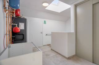 Dit ruime en lichtrijke appartement met een oppervlakte van 125m² bevindt zich aan het gezellige dorpsplein van het rustige, landelijke Holsbeek. Het volledige gebouw werd in 2024 volledig vernieuwd.<br /><br />Via de lift of trap bereik je dit appartement op de 2de verdieping.<br />De inkomhal met vestiaire en gastentoilet heeft u toegang tot alle vertrekken. Het appartement beschikt over een aangename leefruimte met een volledig uitgeruste open keuken, 2 ruime slaapkamers, een badkamer met dubbele lavabo, inloopdouche en toilet en een praktische bergruimte voor wasmachine /droogkast. <br /><br />De vaste kosten voor lift, onderhoud van gang en ramen worden geraamd op 55 euro per maand.<br />Het appartement beschikt over vlierverwarming. <br /><br />Dit appartement kan enkel gehuurd worden door 65 plussers.<br />Het appartement is ingericht als zorgwoning voor 65-plussers en biedt alle nodige comfort voor veilig en zelfstandig wonen. Zo zijn er een lift, brede deuren, drempelloze doorgangen en een comfortabele inloopdouche aanwezig.<br /><br />Het volledige geheel (eerste en tweede verdieping) kan gehuurd worden aan huurprijs van € 1.900 per maand.<br /><br />Onmiddellijk beschikbaar!
