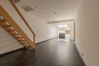 <p><span>INSTAPKLARE, ENERGIEZUINIGE, KWALITATIEVE EN GEZELLIGE WONING MET 3 SLAAPKAMERS, TERRASSEN, ZUID-WEST-GEORIËNTEERDE TUIN EN FIETSENBERGING</span></p><p><span>centrale ligging nabij jachthaven Klein-Willebroek (Willebroek) en de Rupeldijk met vlotte bereikbaarheid via A12, N16, N17 en E19</span></p><p><span> </span></p><p><span>Gelijkvloers:</span><span> Inkomhal / wc met handwas / berging met was- en stookplaats / living met eetplaats en super-ingerichte open keuken (totale opp.: 48m²) met toegang tot zuidwest-georiënteerd terras en tuin.</span></p><p><span>1ste verdieping:</span><span> Nachthal (5,8 x 2m) / 2 slaapkamers (11m²; 3,4 x 3m) / badkamer (2,6 x 2,4m) met dubbele wastafel, ligbad met douchemogelijkheid en wc.</span></p><p><span>2de verdieping:</span><span> Ruime slaapkamer (5,8 x 3,4m).</span></p><p><span> </span></p><p><span>Tuin met 2 terrassen en tuinberging-fietsenberging (bereikbaar via erfdienstbaarheid achteraan perceel).</span></p><p><span> </span></p><p><span>Elektriciteit conform AREI.<br /><br /></span></p>