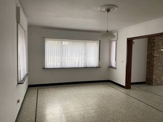 Ontdek deze instapklare woning met een ideale ligging in het gezellige Lembeke. Bij het binnenkomen word je verwelkomd door een ruime inkomhal en een...