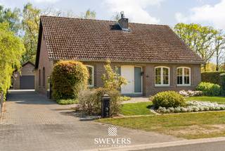 Voor meer info en foto’s, surf naar www.swevers.be – In de rustige en groene omgeving van Dool (Helchteren) ligt deze ruime, instapklare open bebouwing op een perceel van 1.074 m². De woning, gebouwd in 1980 en grondig gerenoveerd in 2020, biedt een bewoonbare oppervlakte van maar liefst 279 m² en combineert comfort met functionaliteit. U betreedt de woning via een inkomhal met gastentoilet. De lichtrijke leefruimte van ca. 40 m² sluit aan op een moderne, volledig uitgeruste open keuken van ca. 20 m² met zicht op de tuin. Op het gelijkvloers bevinden zich drie slaapkamers (18 m², 15 m² en 12 m²) en een badkamer met bad en douche. Verder is er een praktische berging/wasplaats en een ruime kelder.<br />Op de verdieping vindt u een vierde slaapkamer (18 m²) en twee ruime zolders (samen ca. 46 m²) met potentieel voor extra kamers, bureau of hobbyruimte. De woning beschikt verder over een kelder van 40 m² en een vrijstaande dubbele garage van 35 m². De zuidoost gerichte tuin biedt veel privacy en een open zicht op groen en agrarisch gebied. Extra troeven zijn zonnepanelen, nieuwe ramen, een condensatieketel, airco en conforme elektriciteit. Rustig gelegen, met scholen, winkels en openbaar vervoer in de buurt en een vlotte verbinding naar de snelweg. Voor meer informatie, bel 011 255 155. Bron bewoonbare oppervlakte: EPC – verslag.