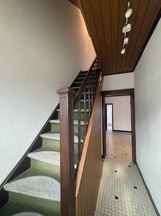 <p>Instapklare woning nabij centrum Geraardsbergen.</p><p>Deze woning is gelegen op wandelafstand van onderwijs, openbaar vervoer én winkels en biedt op bij binnenkomst een inkomhal, living met keuken en eetplaats.<br />Via de keuken heeft men toegang naar het zuidgericht terras met afgesloten ruime berging die kan geïntegreerd worden in de woning tot 4de slaapkamer bureauruimte.<br />De badkamer bevindt zich eveneens op het gelijkvloers.<br />Op het eerste verdiep zijn er 3 slaapkamers en heeft men toegang tot de zolder.<br />Het dak werd recentelijk geïsoleerd eveneens als de zoldervloer.<br />De ramen zijn voorzien van hoogrendementsbeglazing.<br />GEEN renovatieplicht !<br />Mits een paar kleine aanpassingen, ideale starterswoning of opportuniteit voor investeerders</p>