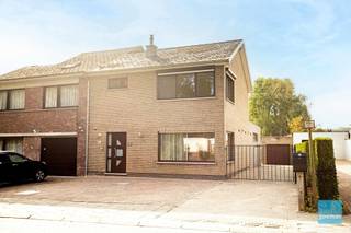 Instapklare woning te koop in Aalst met zeer goede ligging dichtbij centrum, openbaar vervoer en autostrade.<br />Deze woning biedt op het gelijkvloers een inkomhal met apart toilet, ruime leefruimte, volledig geïnstalleerde keuken en aparte bureelruimte.<br />Via de achterdeur komt u op het terras met mooie tuin.<br />Op de eerste verdieping bevinden zich 3 ruime slaapkamers en een badkamer met alle comfort.<br />De zolder kan dienen als extra stockage. <br />Vooraan is er plaats voor meerdere wagens en naast de woning grote oprit met garage. <br />Deze woning is bovendien zeer energiezuinig met een EPC B!<br />Wens je meer info of een bezoek: <br />Contacteer ons op 052 52 80 30 of mail naar info@goemanvastgoed.be voor een afspraak.