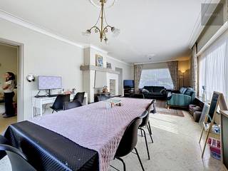 Ben je opzoek naar een stevige en goed onderhouden woning waar je je nog een eigen touche kan aan geven?<br />Dan is dit pand ideaal geschikt.<br />De afgelopen jaren werden reeds de keuken, de ramen, de goten, de elektriciteit en de dakisolatie vernieuwd.<br />Evenwel vraagt het huis nog wat energetische modernisatie qua verwarming en isolatie, alsook een modernere badkamer (al is de huidige absoluut nog bruikbaar).<br />Indeling :<br />° inkomhal met gastentoilet<br />° ruime, lichtrijke living met mazoutkachel<br />° recent ingerichte keuken met alle apparatuur en eethoek<br />° droge kelder<br />° drie slaapkamers<br />° badkamer met ligbad, douche en toilet<br />° geïsoleerde zolder<br />Voor en naast de woning bevindt zich een mooie oprit en voortuin.<br />Achteraan kan je genieten van een zuidwestgericht terras en tuin alsook een een gemetste garage en 2 tuinhuizen.<br />Vraag nu uw afspraak voor een vrijblijvend bezoek en ontdek de vele mogelijkheden.<br />