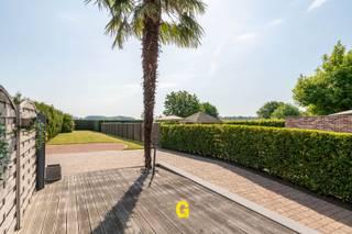 In Waltwilder, Langs de Romeinsestraat ter hoogte van nummer 36, bevindt zich deze halfvrijstaande woning met tuin en blijvend zicht op achterliggend groen. <br /><br />In het geliefde Waltwilder - en in het bijzonder in de Romeinsestraat - is het aangenaam om wonen in een gemoedelijke dorpse sfeer. De zone achter de woning heeft de bestemming landbouwgebieden gekregen. Bebouwing of ontwikkeling blijft hier uitgesloten, hetgeen de koper garanties geeft op rust en het vrije uitzicht op de achterliggende groene omgeving.<br /><br />Ondanks deze landelijke ligging, geniet men hier van een goede bereikbaarheid, met het centrum van Bilzen op een vijftal minuutjes rijden, en het centrum van Maastricht op minder dan een kwartiertje rijden. <br /><br /><br />De woning werd opgericht omstreeks 1984 en altijd met de nodige zorgen onderhouden. Mits enkele noodzakelijke verbeteringen in het kader van de renovatieplicht kan deze woning snel bewoond worden. Anderzijds zal een gepaste renovatie deze solide gebouwde woning weer volledig opwaarderen.<br /><br />INDELING/OMSCHRIJVING:<br /><br />GELIJKVLOERS<br />-inkomhal met gastentoilet en trap naar de verdieping <br />-Leefruimte met voldoende ruimte voor een gezellige zithoek bij de haard, en een eetplaats uitgevend op de veranda<br />-Veranda met een rustgevend zicht op de tuin en de achterliggende omgeving<br />-Aparte keuken met zicht op de tuin, mogelijk te betrekken bij de leefruimte<br />-Handige doorgang met bergruimte, vertrekkende van aan de inkomhal vooraan, tot aan de keuken achteraan<br /><br />1ste VERDIEPING<br />-Ruime nachthal <br />-Badkamer<br />-1ste ruime slaapkamer<br />-Slaapkamer 2 en 3, thans nu ingericht als 2de slaapkamer met dressing/bureeltje<br /><br />ZOLDER<br />-Ruime zolder met uitbreidingsmogelijkheden, inrichting van een bijkomende slaapkamer mits installatie van een vaste trap<br /><br />KELDER<br />-Onder de volledige oppervlakte van de woning, handig voor stockage maar zeker ook voor de toegankelijkheid bij het uitvoeren van eventuele verbouwingswerken<br />-Garage<br />-Ruimte voor CV<br /><br />BUITEN<br />-Leuk terras met zicht op de tuin <br />-Netjes verzorgde tuin, volledig omheind en uitgevend op de achterliggende omgeving, ideaal voor gezinnen met spelende kinderen en voor wie rust en een landelijke sfeer weet te waarderen. <br /><br /><br />EPC: 409 kWh/m² p.j. – label E – bijgevolg is dit eigendom onderhevig aan de renovatieplicht. Tal van efficiënte ingrepen mogelijk.<br /><br />Deze half vrijstaande woning met ruime tuin in het mooie Waltwilder is een mooie kans voor gezinnen die op zoek zijn naar een degelijke gebouwde woning als geschikte basis voor een mooie verdere renovatie op eigen tempo, gunstig en centraal gelegen met zicht op achterliggend groen, met tegelijkertijd vlot toegang tot alle faciliteiten die een bloeiende stad als Bilzen-Hoeselt te bieden heeft. <br /><br />Bekijk zeker ook het filmpje:<br />https://www.instagram.com/reel/DZfFD4WKfLF/