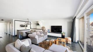 Aan de zonnige kant van de Lippenslaan, op wandelafstand van zee en strand, bieden wij dit energiezuinig, breed appartement met terrassen voor- en achteraan op de vierde verdieping te koop aan. Het appartement werd afgewerkt met zeer kwalitatieve en duurzame materialen en bevindt zich in een stijlvolle residentie. Gelegen in het bruisende hart van Knokke, geniet u van alle wooncomfort met tal van winkels, restaurants en voorzieningen binnen handbereik.<br /><br />Indeling:<br />Inkomhal met gastentoilet, ruime, lichtrijke leefruimte met toegang tot zonneterras, volledig uitgeruste, kwalitatieve keuken, praktische berging/wasplaats, twee volwaardige slaapkamers, twee badkamers, tweede terras achteraan. <br /><br />Kelderberging en fietsenstalling.<br /><br />Mogelijkheid tot aankoop van een ruime garagebox. <br /><br />Bezoeken? Graag na afspraak met Avantimmo op het nummer 050 62 50 55