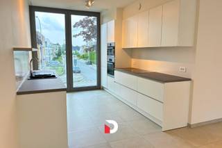 Dit modern en lichtrijk nieuwbouwappartement in een kleinschalige residentie is gelegen op een uitstekende ligging nabij Brugge en de invalswegen. Het appartement is als volgt ingedeeld: inkom met gastentoilet en berging (voorzien van een waterverzachter), ruime lichtrijke leefruimte met open ingerichte keuken voorzien van inductie kookplaat, vaatwasser, koelkast, diepvries, combi oven-microgolf en een oven, 2 slaapkamers, badkamer met dubbel lavabo meubel en inloopdouche, ruim zonnig terras achteraan, extra ruime garagebox met plaats voor 2 wagens. Het appartement is voorzien van lichtarmaturen en gordijnen. Er zijn Zonnepanelen aanwezig. Er is een gemeenschappelijke tuin voor de bewoners van de residentie achteraan het gebouw. Gemeenschappelijks kosten: € 80/maand. EPB in opmaak. Beschikbaar voor een termijn van 3 jaar. Plan eenvoudig een bezoekmoment via onze website: www.delbecque.immo.