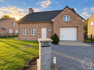 <strong>Centraal gelegen prachtige riante eengezinswoning met 3 slaapkamers, inpandige garage, zeer ruim terras en een grote tuin in Kwaadmechelen (Tessenderlo-Ham).</strong><br /><br /><span>Indeling: gelijkvloers</span><br />+ Ruime inkomhal<br />+ Apart gastentoilet met handenwasser<br />+ Spatieuze leefruimte (woon -en eetkamer) met veel lichtinval<br />+ Volledig geïnstalleerde open keuken met eethoek<br />+ Berging / wasplaats met aansluiting voor WM/DK, inloopdouche en spoelbak<br />+ Inpandige garage met sectionaalpoort en aansluitend extra bergruimte<br /><br /><span>Indeling: verdieping</span><br />+ Nachthal<br />+ 3 ruime slaapkamers<br />+ Badkamer met dubbele lavabo, voldoende kastruimte, ligbad én douche<br />+ Technische ruimte met extra opbergplaats <br /><br /><strong>Energie &amp; technieken</strong><br />+ EPC: 159 kWh/m²/jaar - Label B met UC: 3959357<br />+ Centrale verwarming op aardgas<br />+ Overal rolluiken voorzien<br /><br /><strong>Extra troeven</strong><br />+ Inpandige garage aanwezig<br />+ Tuinhuis en extra tuinberging voorzien<br />+ Wordt nog volledig terug opgeschilderd<br />+ Voorzien van alle aanwezige lichtarmaturen<br /><br /><em><strong>Gelegen op een zeer centrale doch rustige omgeving in Kwaadmechelen (Tessenderlo-Ham), in nabijheid van winkels, scholen, openbaar vervoer en op- en afrittencomplex E313.</strong></em>