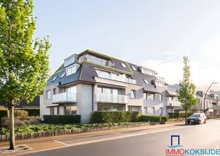 <strong>Sint-Idesbald, Residentie Noor, Prachtig appartement met hoogstaande afwerking en zonnig terras, 3e verdieping met lift.</strong><br />Bestaande uit: inkomhall met ingebouwde vestiairekast, afzonderlijk toilet, lichtrijke woonkamer met zonnig terras met mooi uitzicht, moderne ingerichte open keuken voorzien van alle toestellen, afzonderlijke berging met aansluiting wasmachine en droogkast, slaapkamer met ensuite badkamer die bestaat uit ingebouwde dubbele wastafel, douche en toilet en tweede slaapkamer met douche en wastafel. Het appartement is volledig in parket en voorzien van individuele centrale verwarming op aardgas. Gemeenschappelijke fietsenberging in de residentie. Mogelijkheid tot het aankopen van een zeer ruime garage in de residentie tegenover. <br /><br />Dit residentieel appartement is rustig gelegen vlakbij zee en het commerciële centrum.