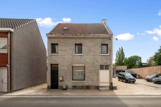 <p>Deze te renoveren woning bevindt zich in de Lange Minnestraat te Lebbeke, op een enkele meters van scholen, winkels en het openbaar vervoer. Je komt binnen via de inkomhal, die toegang biedt tot een leefruimte en een kelder. Verder beschikt het gelijkvloers over een keuken, een apart toilet, een badkamer en verschillende handige opbergruimtes. Buiten geniet je in alle rust op het terras en de zonnige tuin. De woning beschikt bovendien over een handige toegang via de zijdeur waardoor u oa met fietsen en vuilnisbakken vlot rechtstreeks van de tuin naar de straat kunt. De eerste verdieping is ingedeeld met een nachthal en 3 kamers. Tot slot is er een ruime opbergzolderverdieping die na renovatie kan ingericht worden tot extra kamer(s). TROEVEN: gezinswoning met veel mogelijkheden op een perceel van +/-8a, centraal gelegen, praktische doorgang voor fietsen/vuilnis via rechterbuur. Meer info, vragen of een bezoek? Contacteer Charlotte van IMMO TROEF: 052 52 52 00 of info@immotroef.be.</p>