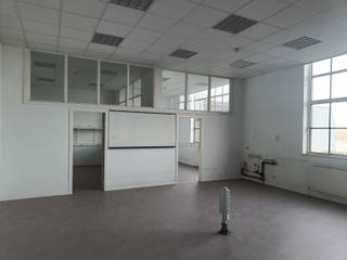 Unieke kantoorruimte op de 1ste verdieping met ScheldezichtEr zijn drie aparte ruimtes (48 m², 16 m², 16 m²).Voldoende gratis parking...