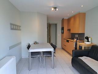 Appartement partiellement meublé avec orientation Sud dans le centre de Koksijde-Bad comprenant : hall d'entrée, un séjour très ensoleillé avec grande terrasse, cuisine équipée, débarras, WC séparé, salle de bain avec douche et simple lavabo, 2 chambres dont 1 aménagée en dressing. À seulement 50 mètres du front de mer ! Frais de syndic compris!