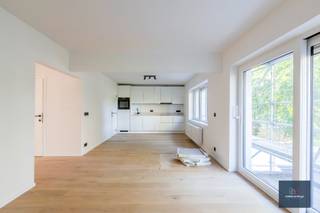 Ga naar www.makelaarshuys.be, te huur, klik op het pand en schrijf u in voor de bezoekdag op zaterdag 25/10/2025.<br /><br />Dit prachtig 3 slaapkamerappartement ( 116m²) met terras gelegen in de geliefde Patijntjestraat te Gent is onlangs gerenoveerd in 2025 en voldoet aan alle vereisten voor een comfortabel en modern verblijf. Gelegen in het hart van de stad, biedt dit appartement een geweldige uitvalsbasis. <br /><br />Het appartement beschikt over alle nodige voorzieningen, waaronder een volledig uitgeruste open keuken, een ruime woonkamer voor eethoek en zithoek, 3 comfortabele slaapkamers en een moderne badkamer met dubbele wastafel, inloopdouche, een apart , toilet, een extra wasberging en opbergruimte. <br /><br />De renovatie heeft gezorgd voor een frisse en eigentijdse uitstraling, met smaakvolle inrichting en hoogwaardige afwerkingen. <br />Er is ook een fietsenberging met code klavier.<br /><br />Cv op aardgas: radiatoren <br />Gunstig epc :82A<br /><br /><br />Dankzij de gunstige ligging zijn alle populaire bezienswaardigheden, restaurants, winkels, scholen openbaar vervoer,... vlot te bereiken, tevens vlotte verbindingen. <br /><br />Mogelijkheid tot het huren van een garageplaats(en) 115€/maand. <br /><br />Meer info : sofie@makelaarshuys.be 0468 24 65 84