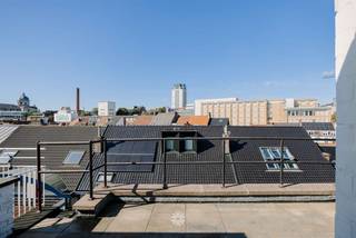 <p><span>GAND - </span><span>Appartement de deux chambres à rénover avec terrasse ensoleillée près du Muinkpark</span></p><p><span> </span></p><p><span>Situé dans la Hofstraat, au cinquième étage de la petite résidence Saskia, se trouve cet appartement lumineux de deux chambres à rénover, doté d'une terrasse ensoleillée. </span></p><p><span> </span></p><p><span>Ses principaux atouts en bref : </span></p><ul><li><span>Quartier verdoyant et résidentiel</span></li><li><span>Ascenseur disponible</span></li><li><span>Deux chambres très spacieuses</span></li><li><span>Belle luminosité grâce à de grandes baies vitrées</span></li><li><span>Label EPC B, installation électrique conforme et sans amiante</span></li><li><span>À proximité des axes routiers et des transports en commun</span></li><li><span>Idéal pour une résidence principale ou un investissement</span></li><li><span>Beaucoup de potentiel après rénovation</span></li></ul><p><span> </span></p><p><span>Agencement :</span><span> hall d'entrée, WC, salle de bains, salon avec cuisine ouverte et terrasse à l'avant, deux chambres à coucher spacieuses</span></p><p><span> </span></p><p><span>Important : </span></p><p><span>Prix indicatif de l’appartement : 349 000 EUR</span></p><p><span>PEP : 144 kWh/m² par an (UC : 20260629-000385509-RES-1)</span></p><p><span>Aucune obligation de rénovation</span></p><p><span> </span></p><p><span>Cela vous intéresse ? Contactez l'agence immobilière Axel Lenaerts pour plus d'informations ou pour organiser une visite via <span>hannelore@axellenaerts.be</span></span><span> ou au 09 245 24 24</span></p><p><span> </span></p>