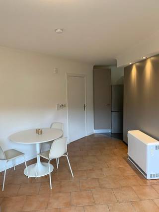 <p>TE KOOP: instapklaar gelijkvloers appartement met privéterras in Genk</p><p>Dit praktisch, gezellig en instapklare appartement van 41m² is gelegen in Nieuwe Kempen 51, 3600 Genk.</p><p>Het appartement beschikt over een aangename leefruimte met plaats voor een zithoek en eettafel. Aansluitend bevindt zich de ingerichte keuken, uitgerust met een koelkast, oven, microgolf, kookplaat en veel opbergruimte.</p><p>Verder is er een aparte slaapkamer en een verzorgde badkamer met douche, toilet en lavabo. Er is ook voldoende plaats voor een wasmachine en droogkast.</p><p>Een extra pluspunt is het privéterras, waar je gezellig buiten kunt zitten. Bij het appartement hoort ook een aparte kelderberging, deze is inbegrepen in de verkoopprijs. Ideaal voor het opbergen van extra spullen, zodat je de beschikbare ruimte in het appartement optimaal kunt benutten.</p><p>Enkele troeven:<br />- gelijkvloers<br />- instapklaar en goed onderhouden<br />- aparte slaapkamer<br />- pas gerenoveerde keuken<br />- aparte kelderberging</p><p>Contacteer mij gerust bij interesse of indien u extra informatie wenst. Een bezichtiging is uiteraard ook mogelijk!</p>