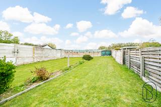 CHARMANTE knusse WONING met TUIN - zeer rustig en aangenaam gelegen nabij het MUZIEKBOS! Indeling: inkom/bureauruimte, dubbele leefruimte met...