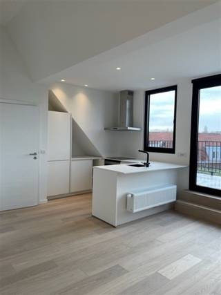 <p><span>Het instapklaar appartement van 41 m² bevindt zich op het 3de verdiep. In dit functioneel appartement werden alle ruimtes goed benut. </span></p><p><span> </span></p><p><span>De ingemaakte kasten zorgen voor een zeer ruim gevoel. Met gezellige leefruimte en keuken, een badkamer met inloopdouche, spoelbak en toilet en een ruime slaapkamer met ingemaakte kasten, heeft u alle nodige luxe op een beperkte ruimte. </span></p><p><span> </span></p><p><span>Ook het ruime terras van 9 m² is een zeer groot pluspunt aan dit kwaliteitsvol afgewerkt appartement. </span></p><p><span> </span></p><p><span>Extra info:</span></p><p><span>- Maandelijkste kosten: ca. €25,00 </span></p><p><span>- Vrij vanaf 1/06</span></p><p><span> </span></p><p><span>Vraag nu je bezoek aan!</span></p>