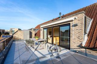 Dit lichtrijke appartement is gelegen op de tweede verdieping van een kleinschalig gebouw aan de Singel in Borsbeek. Een rustige maar uiterst bereikbare locatie, met een vlotte verbinding naar Antwerpen, winkels, scholen en openbaar vervoer binnen handbereik.<br /><br />Binnenin geniet je van een aangename leefruimte met open keuken en grote raampartijen die zorgen voor veel natuurlijk licht. Vanuit de leefruimte heb je directe toegang tot het uitzonderlijk ruime, zuidwestgerichte terras. Een absolute troef waar je tot in de avond van de zon kan genieten.<br /><br />Het appartement beschikt over twee volwaardige slaapkamers en een praktische indeling die zorgt voor een warm en comfortabel woongevoel. Daarnaast is er de mogelijkheid om een gesloten garagebox met automatische poort bij aan te kopen, wat het plaatje compleet maakt.<br /><br />Kortom: een comfortabel en goed gelegen appartement met een groot zonnig terras en alle voorzieningen dichtbij.<br /><br />EPC: 215 kWh/m², P-score: D, G-score: B, Wg-Vg-VGvkr-Gmo.