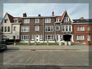 <strong>PLAN UW BEZOEK VIA ONZE WEBSITE: WWW.IMMOBOSS.BE</strong><br /><br />Dit appartement bevindt zich op de gelijkvloerse verdieping van een kleinschalige residentie en omvat een inkom met apart toilet, aangename leefruimte, keuken (geen toestellen aanwezig), slaapkamer met lavabo, badkamer met douchecabine en aansluiting voor wasmachine en doorgang naar het leuke achtertuintje.<br />Verwarming via accumulatie (elektrisch).<br /><br />Bij het appartement hoort ook een garage inbegrepen in de huurprijs!<br /><br />Dit appartement is onmiddellijk beschikbaar!<br />Domicilie verplicht.<br />EPC: 409 kWh/m2 (Label E)<br /><br /><strong>PLAN UW BEZOEK VIA ONZE WEBSITE: WWW.IMMOBOSS.BE</strong>