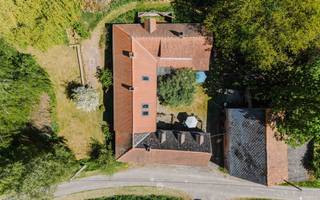 <h3><span>FLOBECQ | Authentieke hoevewoning met atelier, schuur en 9.470 m² grond</span></h3><p><span>Bent u op zoek naar een karaktervolle hoevewoning op een uitzonderlijke locatie, met ruimte voor wonen, werken of een nieuw project? Dan is deze authentieke hoeve in Flobecq, waar stilte, ruimte en rust samenkomen, beslist een bezoek waard.</span></p><p><span>Achter de dubbele toegangspoort bevindt zich een sfeervol binnenhof, omringd door de drie vleugels van de hoeve. De eerste vleugel doet vandaag dienst als inspirerend kunstatelier: een indrukwekkende, open ruimte tot in de nok, met mezzanine, open haard en toegang tot de kelder. Een plek waar creativiteit alle ruimte krijgt.</span></p><p><span>In de centrale vleugel vindt u het hart van de woning: de gezellige leefruimtes met authentieke charme en open haard, de keuken, badkamer, slaapkamer en bergruimte. De derde vleugel omvat momenteel opslagruimtes, een veranda, wasplaats en technische ruimte. Ook de grote ruimtes op de verdieping wachten op een nieuwe invulling en kunnen volledig naar wens worden ingericht. Extra kamers, een gastenverblijf, een cohousingproject. </span></p><p><span>Naast de hoeve bevindt zich een imposante schuur vol potentieel voor hobby, opslag, ambachtelijke of professionele activiteiten.</span></p><p><span>Op een glooiend perceel van maar liefst 9.470 m² wisselen tuin, boomgaard, weide en bos elkaar af, met een uitzonderlijke vegetatie waaronder een majestueuze lindeboom. Dankzij de unieke ligging geniet u hier van maximale privacy, waar rust geen luxe maar een vanzelfsprekendheid is en elke dag als vakantie aanvoelt.</span></p><p><span>Deze eigendom is een levensstijl, een plek waar wonen, werken, creëren en genieten moeiteloos samenvloeien.</span></p><p><span>Troeven:</span></p><ul><li><span>Authentieke driegevel-hoeve met sfeervol binnenhof </span></li><li><span>Unieke landelijke ligging met absolute privacy </span></li><li><span>Atelier en grote schuur met tal van mogelijkheden </span></li><li><span>Perceel van 9.470 m² met tuin, weide en bos </span></li><li><span>Grotendeels vernieuwde en geïsoleerde daken </span></li><li><span>Potentieel voor co-housing, B&B, combi wonen-werken</span></li><li><span>Gelegen nabij wandel- en fietsknooppunten </span></li></ul><h3><span>Richtprijs: 995.000</span><span>.</span></h3>