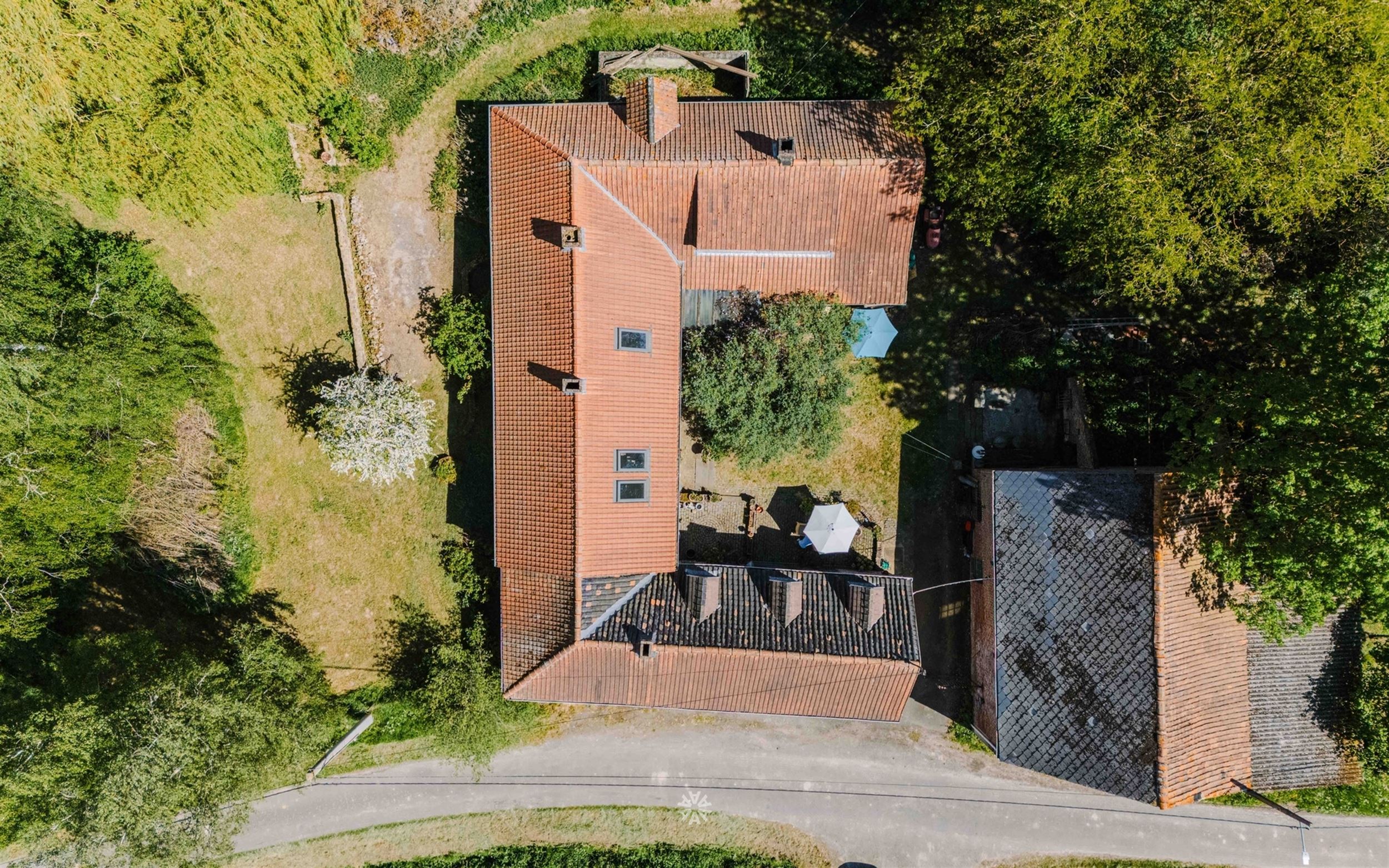Authentieke hoevewoning met atelier en schuur - foto 1
