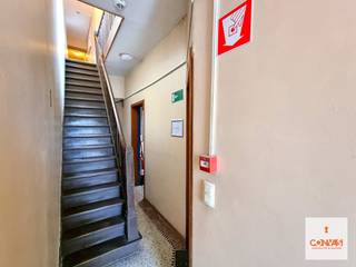 Deze opbrengsteigendom met 6 slaapkamers bevindt zich op slechts 1 kilometer van het centrum van Gent.Op het gelijkvloers bevinden zich een...