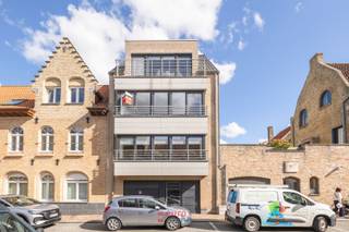 Ruim appartement met 3 slaapkamers op absolute topliggin.<br /><br />Dit appartement bevindt zich op de 3e en 4e verdieping van de residentie Porthouse. Gelegen in de Kaaistraat beschikt residentie Porthouse over een topligging. Zo bent u hier midden in de historische stadskern van Nieuwpoort vlak bij supermarkten, openbaar vervoer, restaurants,... Ideaal voor wie houdt van de stad. <br /><br />Gelukkig is er hier meer dan de ligging alleen. Het gaat namelijk over een zeer ruim en lichtrijk appartement waar aan alle praktische gemakken is gedacht. Een ruime inkomhal, lichtrijke living, berging met mogelijkheid om wasmachine te plaatsen, 3 degelijke slaapkamers,... U ziet: alles is hier aanwezig om er een comfortabele woonst van te maken.<br /><br />Ook voor de investeerder onder u is dit een uitzonderlijke kans. Het appartement wordt namelijk gehuurd door een nette en vlot betalende huurder, die geen plannen heeft om te verhuizen. Zo bent u als investeerder zeker van uw rendement vanaf dag 1! <br /><br />Plan nu uw bezoek en laat deze topkans niet voor uw neus wegkapen.<br /><br />EPC: 258.